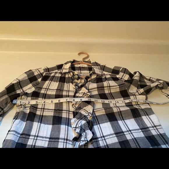 5/$25 Gap ruffled blouse - Picture 5 of 6